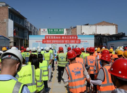 “送清凉”润人心：为一线建筑工人送防暑降温品