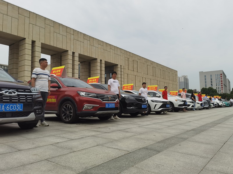 爱心护考车